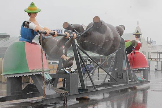 Figuren vor der Ochsenbraterei im Regen am 31.07.2019 (©Foto: Marikka-Laila Maisel)